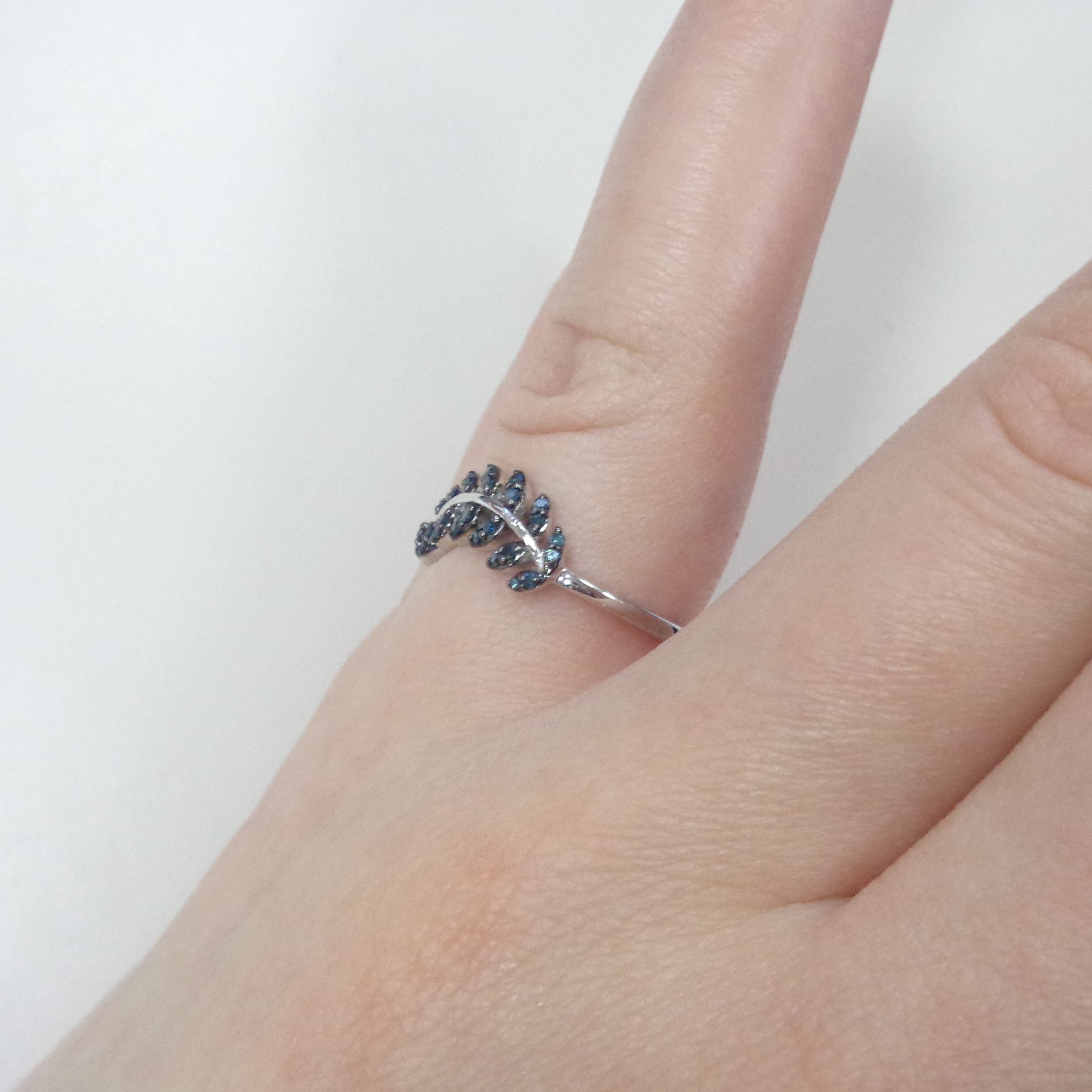 Серебряное кольцо с голубыми бриллиантами